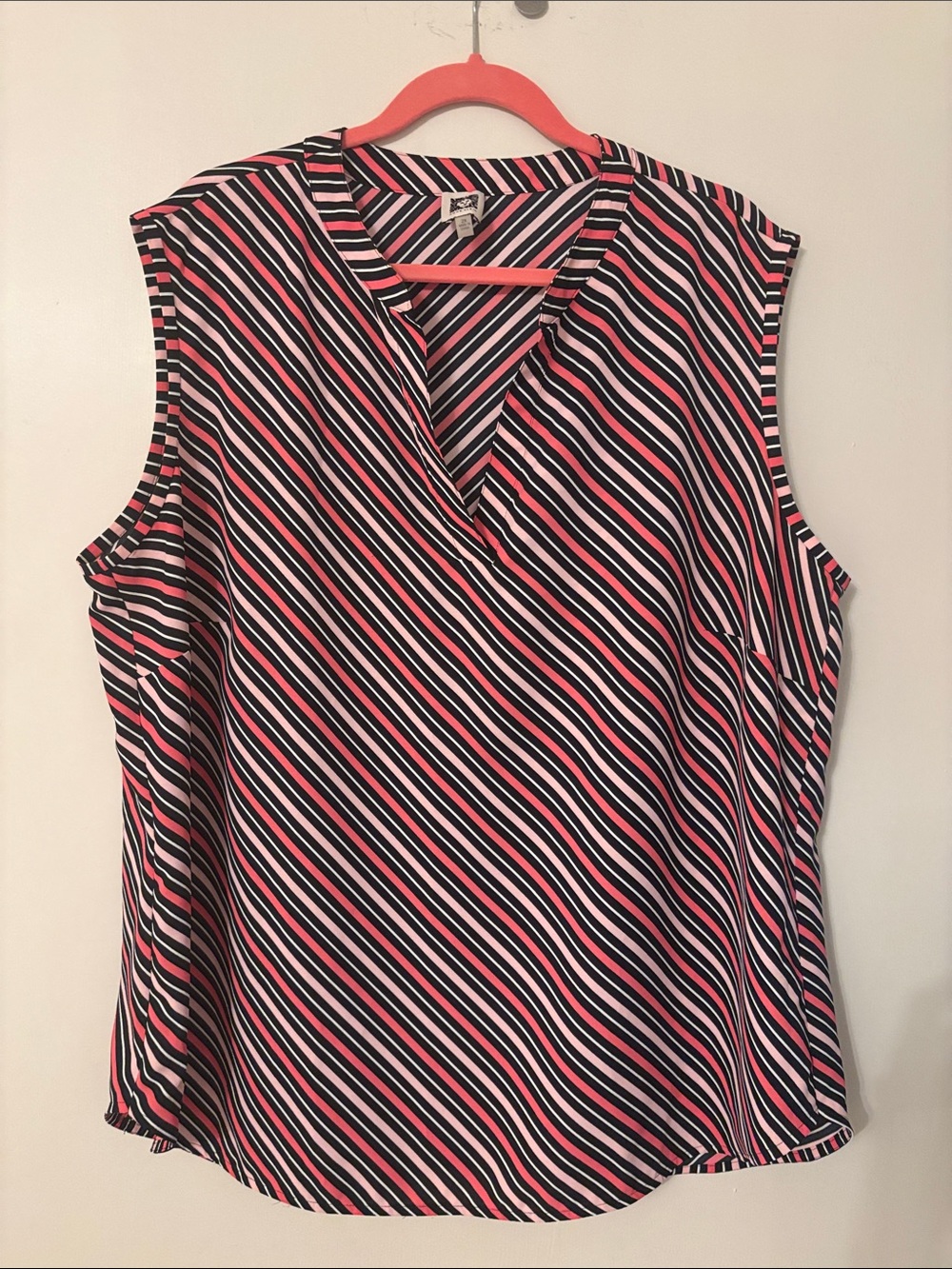Anne Klein Pink, Black & White Diagonal Stripe Sleeveless V-Neck Top (excellent)